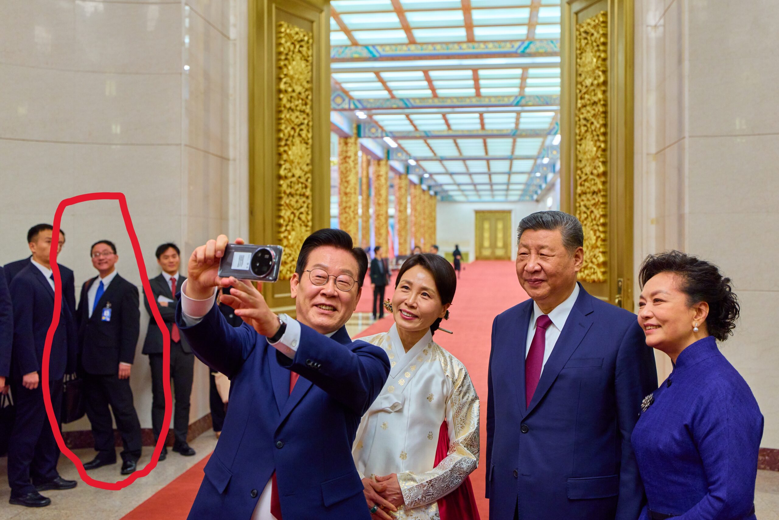 韓国・李在明大統領が嬉しそうに、習近平首席からプレゼントされたシャオミのスマホで自撮りしているその傍に「ズボンのポケットに両手を突っ込んでたおじさん」を発見。
